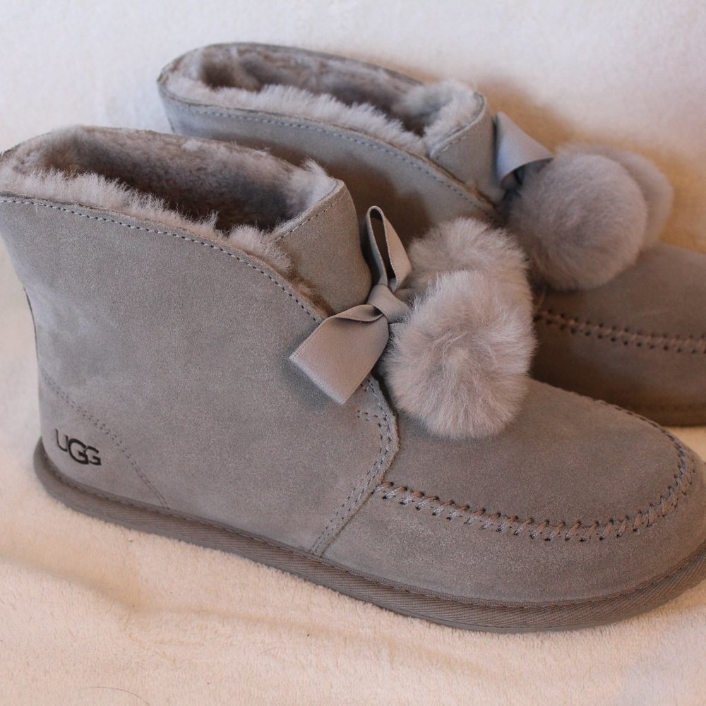UGG KALLEN GRAY POM SUEDE SLIPPERS HOUSE‎ SHOES - Picture 7 of 8